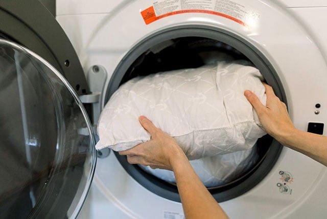 Giặt gối bằng máy giặt