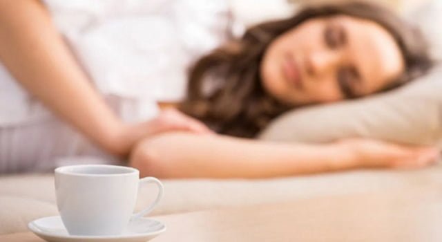 Ngủ trưa 30 phút và dùng 1 tách cafe sẽ giúp bạn chống lại cơn buồn ngủ hiệu quả