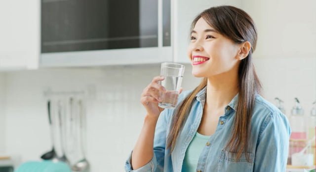 Uống đủ nước mỗi ngày sẽ giúp bạn có tinh thần thoải mái
