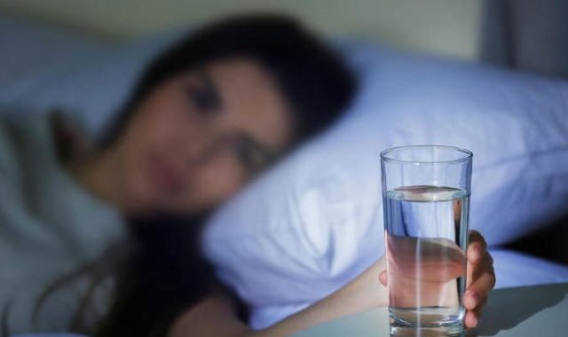 Uống đủ nước mỗi ngày giúp bạn khắc phục tình trạng ngủ ngáy