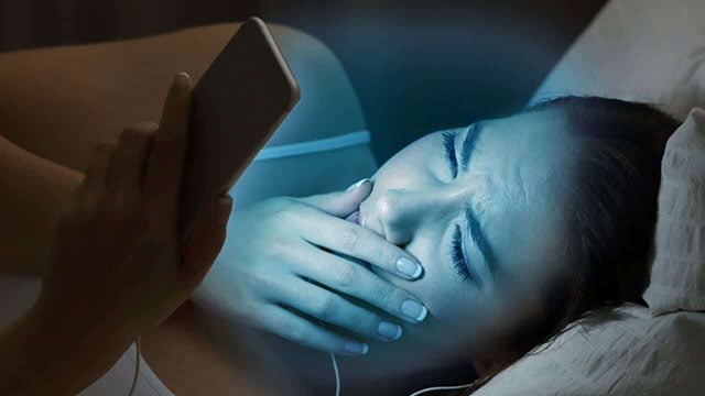 Ánh sáng phát ra từ thiết bị điện di động cũng sẽ ảnh hưởng đến chất lượng giấc ngủ của bạn