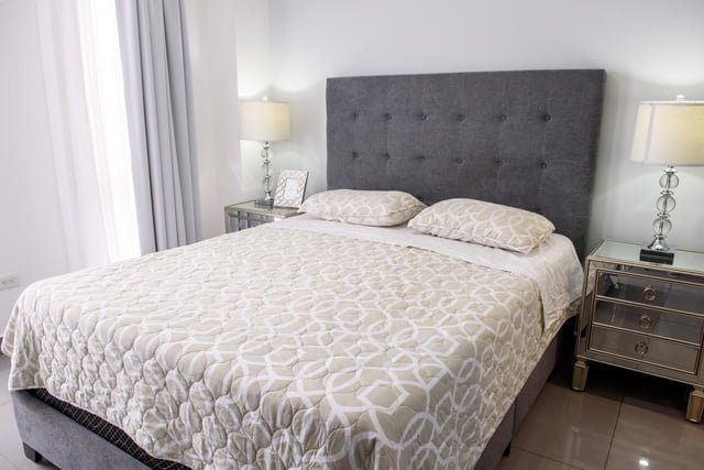 Bạn nên lựa chọn mẫu mã và màu sắc ga giường hợp với phong cách phòng ngủ của mình