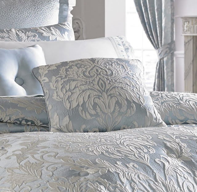 Vải gấm thể hiện sự tinh tế và sang trọng thông qua các họa tiết cuốn hút, phù hợp với nhiều kiểu không gian phòng ngủ hiện đại