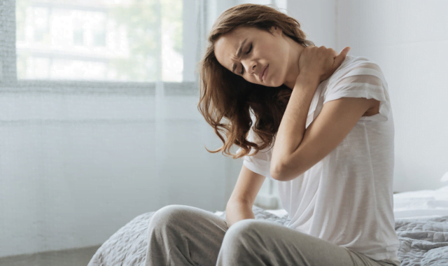 Bạn có thể bị đau cổ nếu thường xuyên ngủ không nằm gối