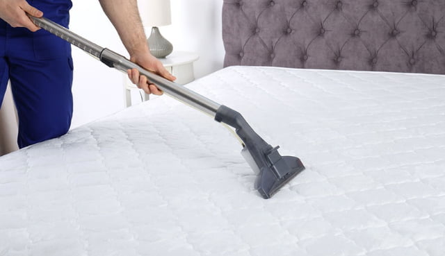 Nên hút bụi bẩn, tóc trên giường để ga giường được sạch lâu hơn