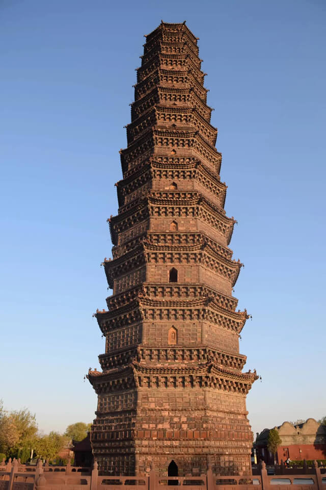 Tháp Sắt nghìn năm tuổi tại Trung Hoa