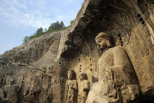 Hang đá Long Môn được khai quật khi hoàng đế Hiểu Văn của triều đại Bắc Ngụy dời đô về Lạc Dương