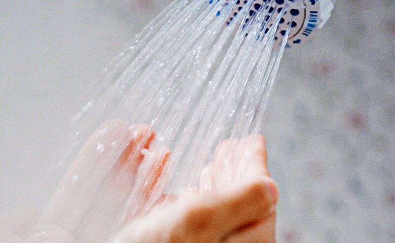 Tắm nước lạnh giúp thuyên giảm các triệu chứng bênh suy giãn tĩnh mạch
