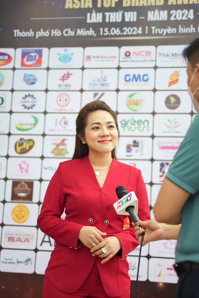 Phóng viên HTV 7 phỏng vấn CEO Lý Thúy Hoa trong buổi lễ trao giải Top 10 thương hiệu tín nhiệm hàng đầu châu Á 2024