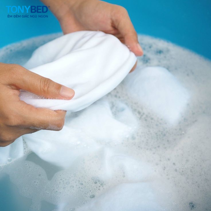 Xử lý vết bẩn trên chăn mền trước khi giặt