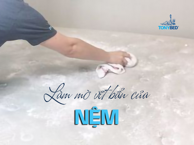 Dùng khăn giấy hoặc vải sạch để thấm khô vùng bị bẩn