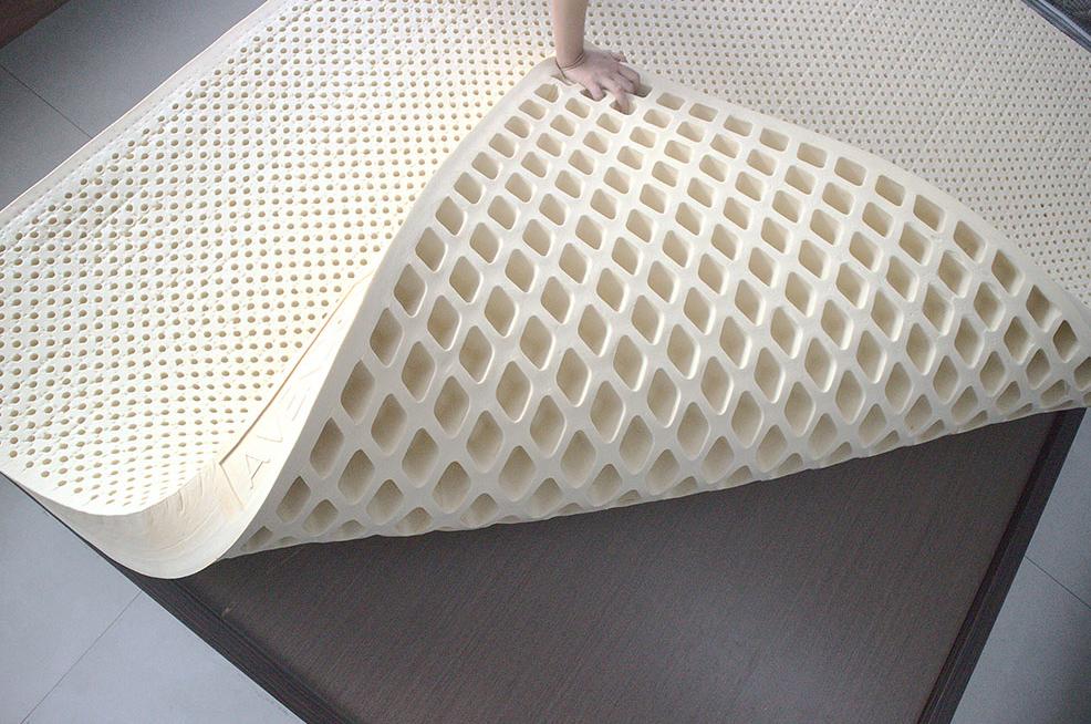 Nệm cho người già nên có lỗ thoáng khí để tránh gây nóng nực, ra mồ hôi