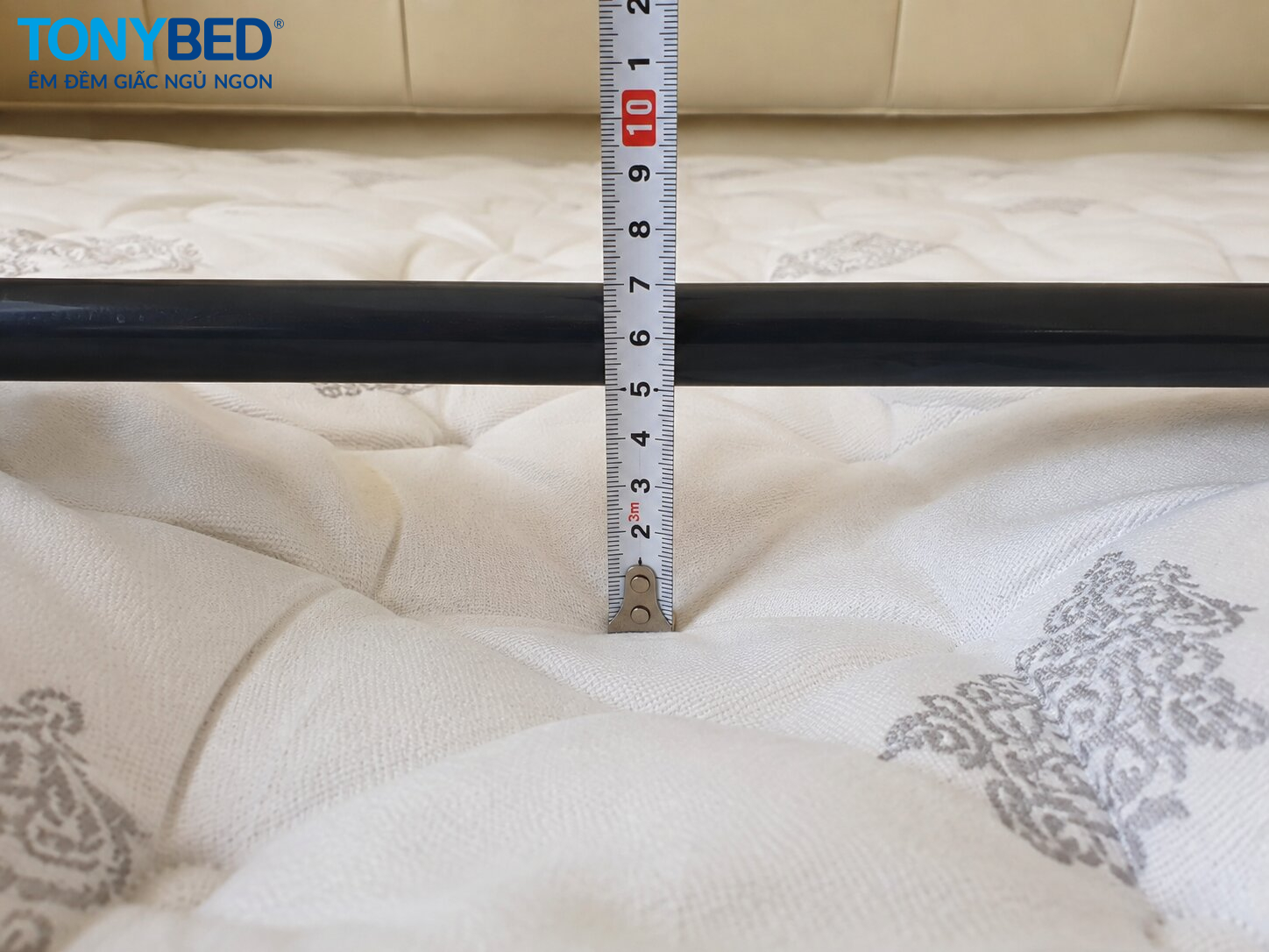 Cách đo độ lún của nệm bằng thanh thẳng và thước