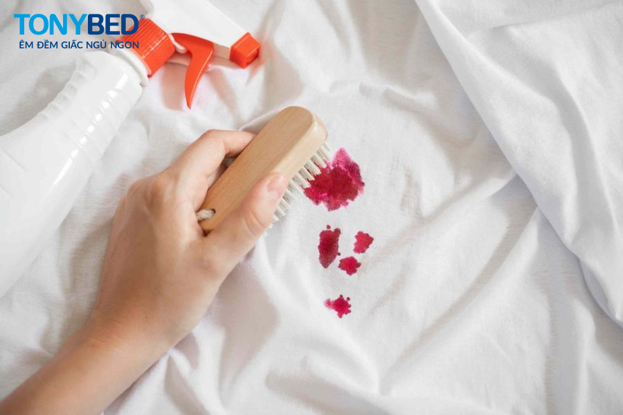 Cách tẩy vết máu trên ga giường