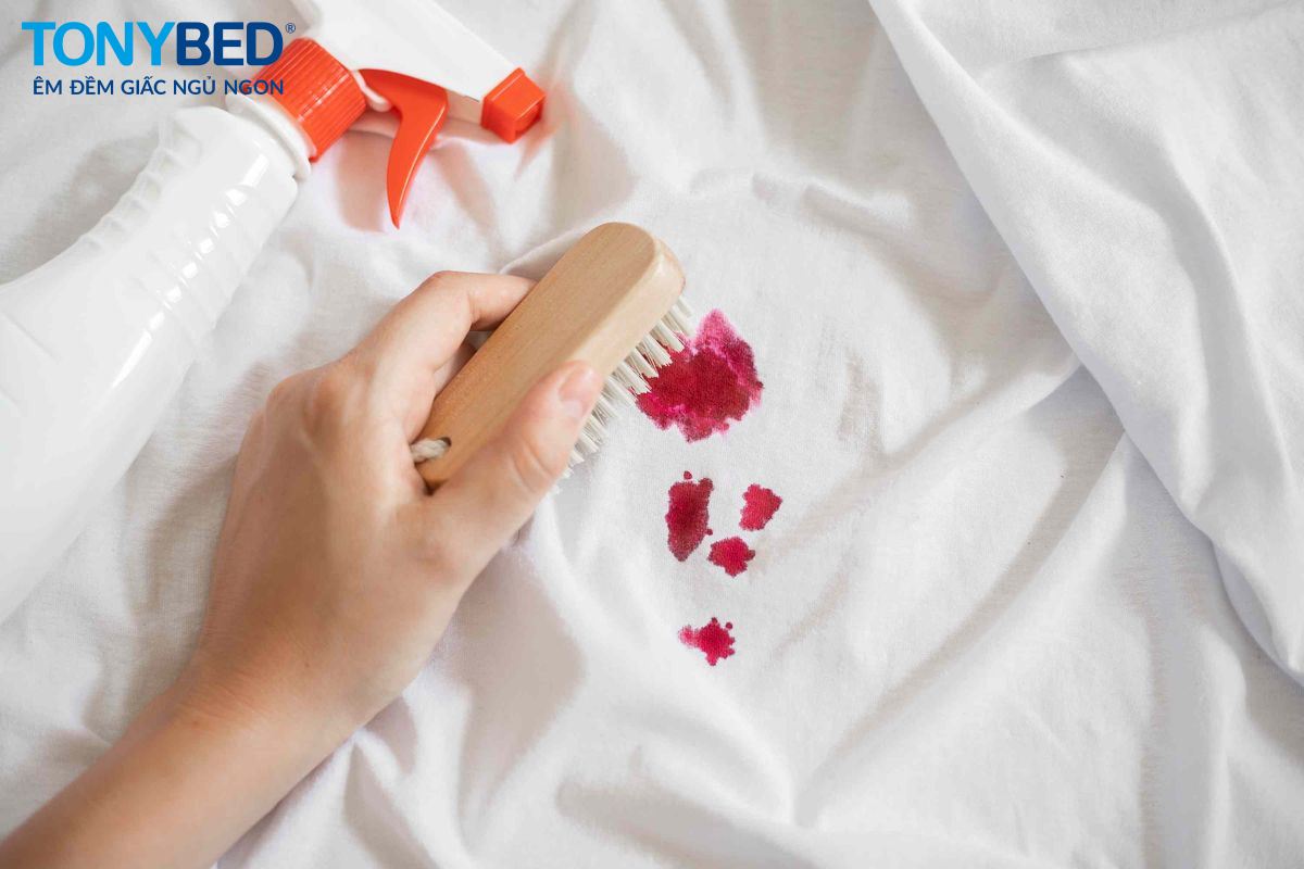 Cách tẩy vết máu trên ga giường