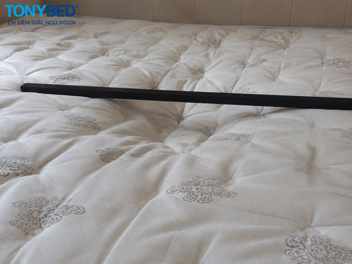 Nệm bị lún tạo vùng trũng khi không có người nằm
