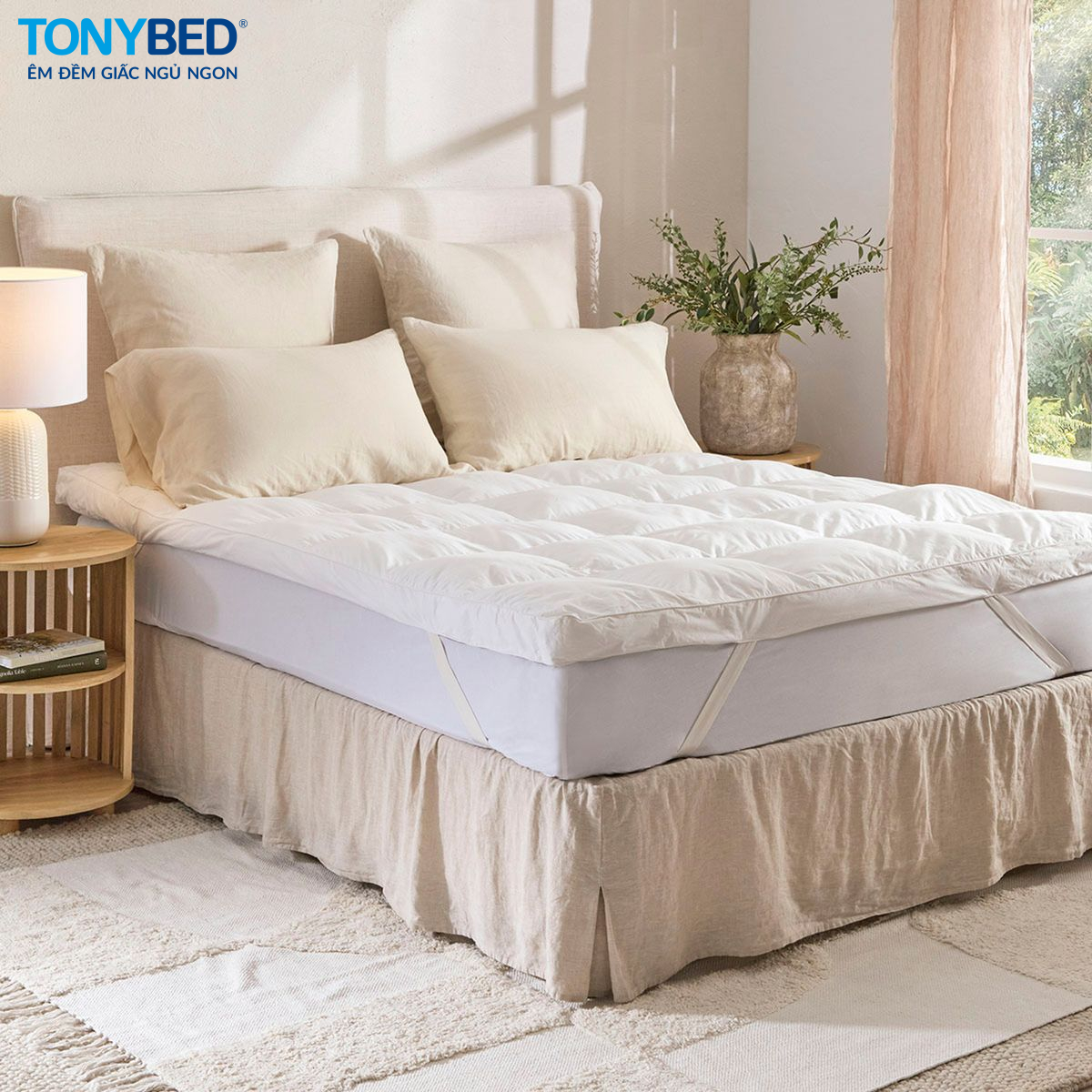 topper nệm khách sạn đặt trên giường ngủ