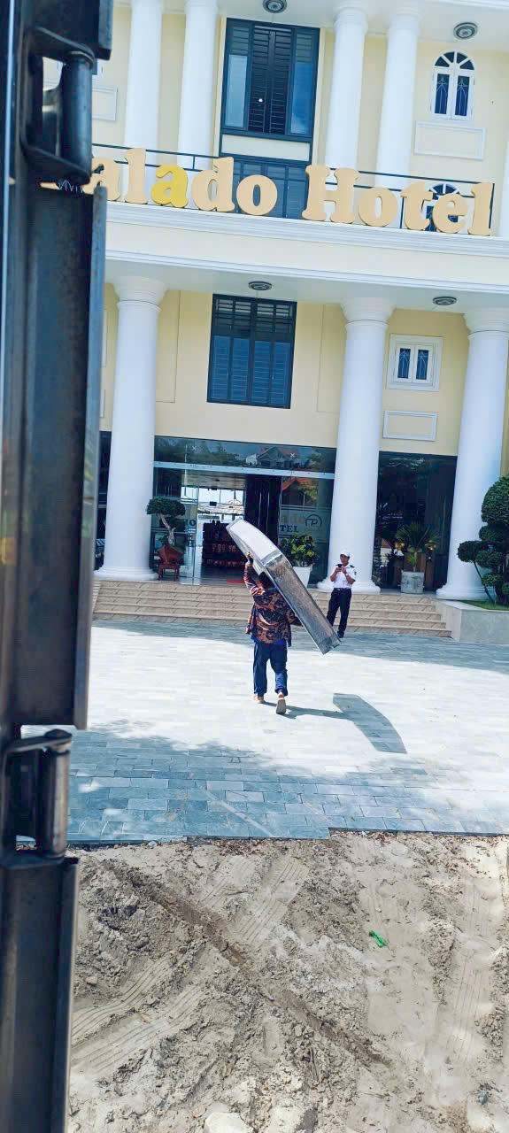 Người đang đưa nệm vào khách sạn