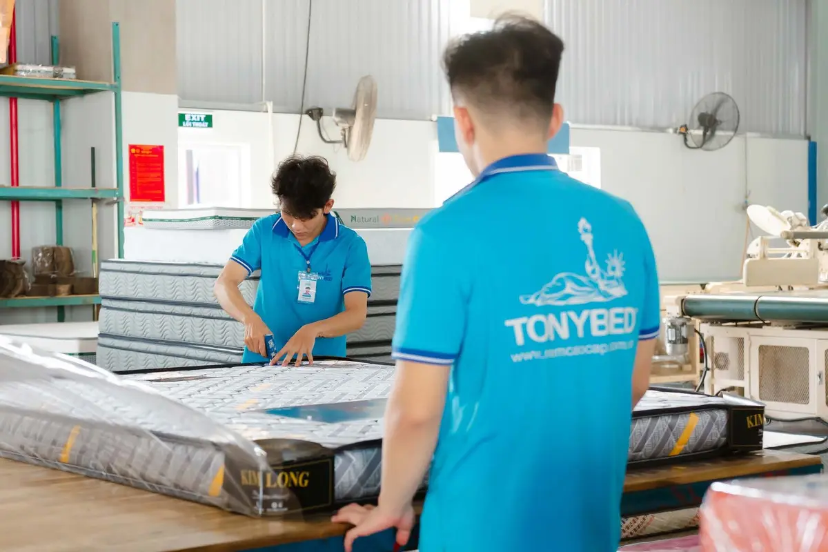 kiểm tra nệm foam tại nhà máy Tonybed